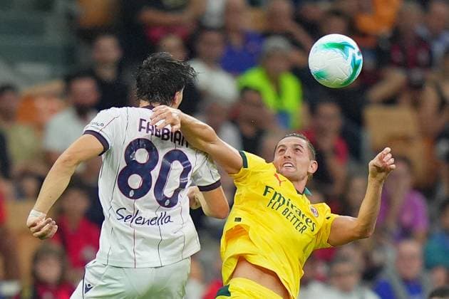 AC MilanÕs Santiago Gimenez fights for the ball with Bologna s Giovanni Fabbian during the Serie A soccer match between Milan and Bologna at the San Siro Stadium in Milan , north Italy - Sunday , September 14 , 2025. - Soccer .  Copyright: xSpada LaPressex