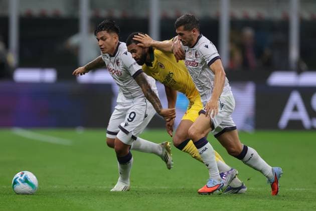 Milan, Italy, 14th September 2025. Ruben Loftus-Cheek of AC Milan battles for possession with Santiago Castro and Remo Freuler of Bologna FC during the AC Milan vs Bologna Serie A match at Giuseppe Meazza, Milan. Picture credit should read: Jonathan Moscrop Sportimage EDITORIAL USE ONLY. No use with unauthorised audio, video, data, fixture lists, club league logos or live services. Online in-match use limited to 120 images, no video emulation. No use in betting, games or single club league player publications. SPI_006_JM_MILAN_BOLOGNA_ SPI-4120-0006
