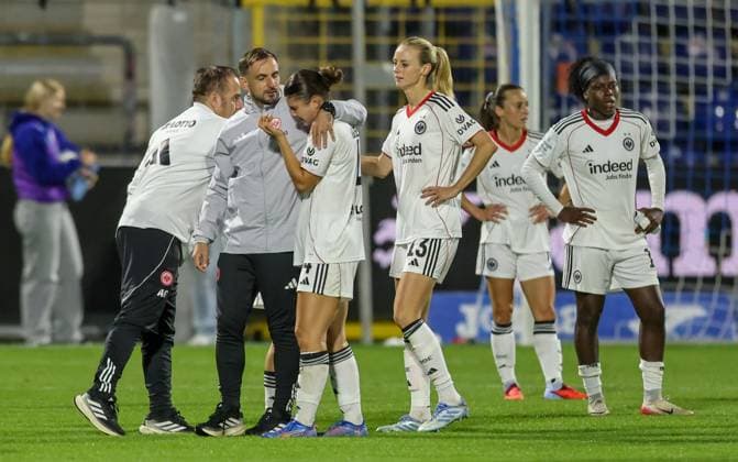 DEU, Hoffenheim, TSG Hoffenheim vs Eintracht Frankfurt, Google Pixel Bundesliga, DFB, Saison 2526, Dietmar-Hopp-Stadion, 2. Spieltag, im Bild: Trauer und Frust bei Eintracht Frankfurt nach der Niederlage, Noemi Ivelj (Eintracht Frankfurt 4) und Amanda Ilestedt (Eintracht Frankfurt 13) DFB DFL REGULATIONS PROHIBIT ANY USE OF PHOTOGRAPHS AS IMAGE SEQUENCES AND OR QUASI-VIDEO, 14.09.2025, Copyright: HMBxMedia HendrikxHamelau