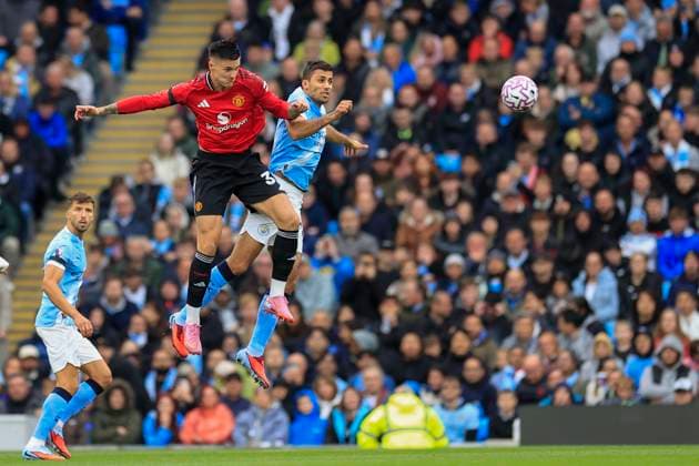 Manchester City v Manchester United, ManU Premier League 14 09 2025. Benjamin Sesko (30) of Manchester United wins the header against Rodrigo (16) of Manchester City during the Premier League match between Manchester City and Manchester United at the Etihad Stadium, Manchester, England on 14 September 2025. Manchester Etihad Stadium Manchester England Editorial use only DataCo restrictions apply See www.football-dataco.com , Copyright: xConorxMolloyx PSI-22824-0128