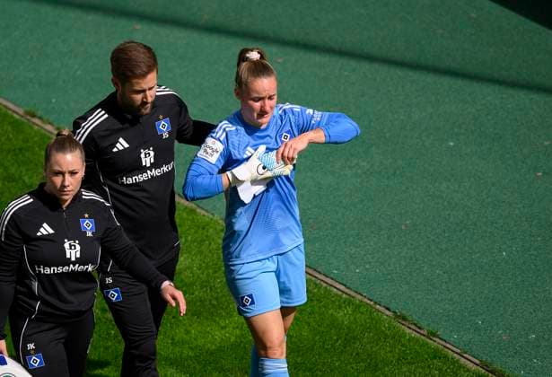 Verletzung Torhüterin Laura Sieger (HH), verletzt Fussball Google Pixel Frauen-Bundesliga, 2.Spieltag, SGS Essen (E) - Hamburger SV (HH) 0:0, am 13.09.2025 in E s s e n Deutschland. Stadion an der Hafenstrasse