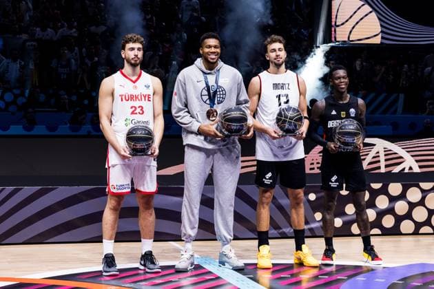 FIBA EuroBasket 2025: Gold Türkei - Deutschland; 14.09.2025 Allstar Five Alperen Sengun (Türkei, 23), Giannis Antetokounmpo (Griechenland, 34), Franz Wagner (Deutschland, 9), Dennis Schröder (Deutschland, 17) und Luka Doncic (Slowenien, 77 - nicht im Bild) FIBA EuroBasket 2025: Gold Türkei - Deutschland; Riga, Arena Riga am 14.09.2025 *** FIBA EuroBasket 2025 Gold Turkey Germany 14 09 2025 Allstar Five Alperen Sengun Turkey, 23 , Giannis Antetokounmpo Greece, 34 , Franz Wagner Germany, 9 , Dennis Schröder Germany, 17 and Luka Doncic Slovenia, 77 not in the picture FIBA EuroBasket 2025 Gold Turkey Germany Riga, Arena Riga on 14 09 2025 Copyright: xBEAUTIFULxSPORTS Wunderlx