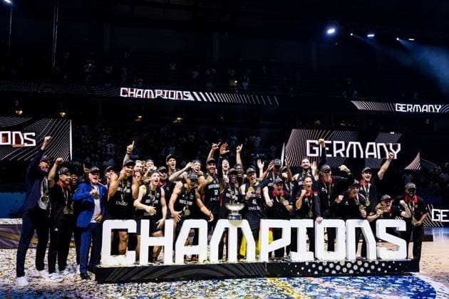 FIBA EuroBasket 2025: Gold Türkei - Deutschland; 14.09.2025 FIBA EuroBasket Champions, Europameister, Gold: Deutschland Konfetti, Jubel, Trophy, Trophäe Isaac Bonga (Deutschland, 0), Oscar Da Silva (Deutschland, 1), Maodo Lo (Deutschland, 4), Tristan Da Silva (Deutschland, 5), Johannes Voigtmann (Deutschland, 7), Franz Wagner (Deutschland, 9), Daniel Theis (Deutschland, 10), Dennis Schröder (Deutschland, 17), Justus Hollatz (Deutschland, 21), Johannes Thiemann (Deutschland, 32), Leon Kratzer (Deutschland, 34), Andreas Obst (Deutschland, 42), Alex Mumbru (Bundestrainer Deutschland), Alan Ibrahimagic (Co-Trainer Deutschland) FIBA EuroBasket 2025: Gold Türkei - Deutschland; Riga, Arena Riga am 14.09.2025 Copyright: xBEAUTIFULxSPORTS Wunderlx
