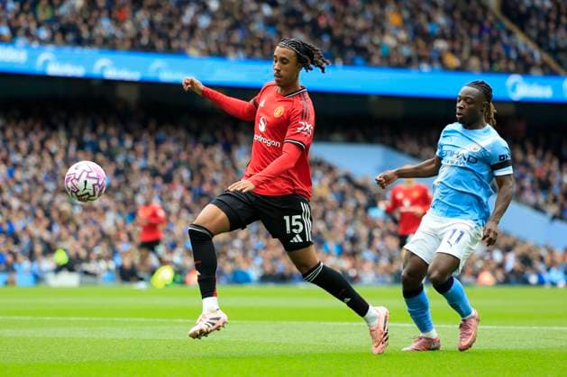 Manchester City v Manchester United, ManU Premier League 14 09 2025. Leny Yoro (15) of Manchester United controls the ball chased by Jeremy Doku (11) of Manchester City during the Premier League match between Manchester City and Manchester United at the Etihad Stadium, Manchester, England on 14 September 2025. Manchester Etihad Stadium Manchester England Editorial use only DataCo restrictions apply See www.football-dataco.com , Copyright: xConorxMolloyx PSI-22824-0135