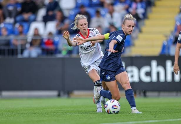 DEU, Hoffenheim, TSG Hoffenheim vs Eintracht Frankfurt, Google Pixel Bundesliga, DFB, Saison 2526, Dietmar-Hopp-Stadion, 2. Spieltag, im Bild v.l.n.r: Rebecka Blomqvist (Eintracht Frankfurt 28), Vanessa Diehm (Hoffenheim 6) DFB DFL REGULATIONS PROHIBIT ANY USE OF PHOTOGRAPHS AS IMAGE SEQUENCES AND OR QUASI-VIDEO, 14.09.2025, Copyright: HMBxMedia HendrikxHamelau