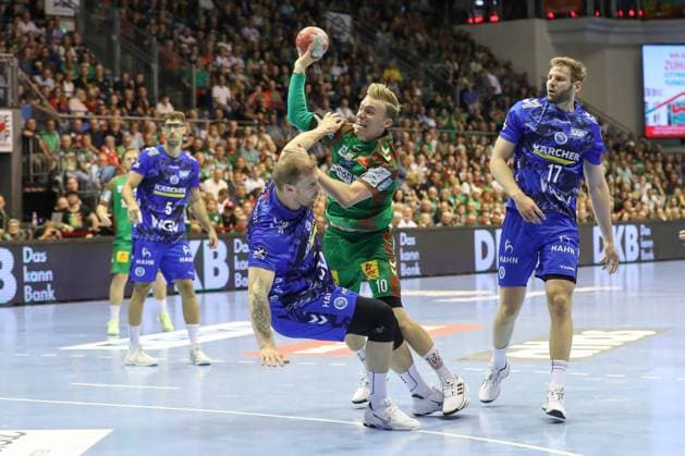 14.09.2025, xtgx, SC Magdeburg - TVB Stuttgart v.l. Jonas Truchanovicius (Stuttgart, 37), Gisli Thorgeir Kristjansson (Magdeburg, 10) Zweikampf, Duell, Kampf, tackle Magdeburg