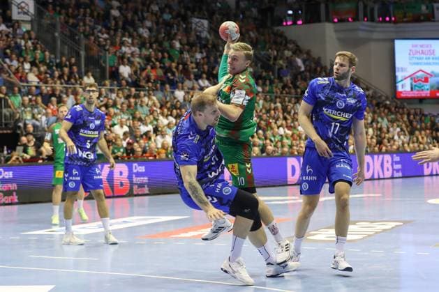 14.09.2025, xtgx, SC Magdeburg - TVB Stuttgart v.l. Jonas Truchanovicius (Stuttgart, 37), Gisli Thorgeir Kristjansson (Magdeburg, 10) Zweikampf, Duell, Kampf, tackle Magdeburg