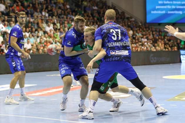 14.09.2025, xtgx, SC Magdeburg - TVB Stuttgart v.l. Samuel Roethlisberger (Röthlisberger, Stuttgart, 17), Gisli Thorgeir Kristjansson (Magdeburg, 10), Jonas Truchanovicius (Stuttgart, 37) Magdeburg