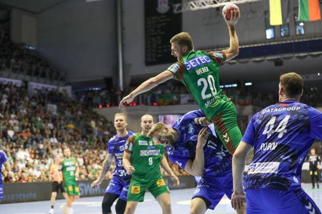 14.09.2025, xtgx, SC Magdeburg - TVB Stuttgart v.l. Samuel Roethlisberger (Röthlisberger, Stuttgart, 17), Philipp Weber (Magdeburg, 20) Zweikampf, Duell, Kampf, tackle Magdeburg