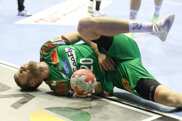 14.09.2025, xtgx, SC Magdeburg - TVB Stuttgart v.l. Philipp Weber (Magdeburg, 20) verletzt Verletzung Magdeburg