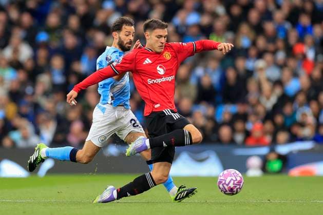 Manchester City v Manchester United, ManU Premier League 14 09 2025. Manuel Ugarte (25) of Manchester United passes the ball watched by Bernardo Silva (20) of Manchester City during the Premier League match between Manchester City and Manchester United at the Etihad Stadium, Manchester, England on 14 September 2025. Manchester Etihad Stadium Manchester England Editorial use only DataCo restrictions apply See www.football-dataco.com , Copyright: xConorxMolloyx PSI-22824-0149