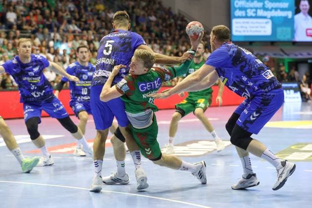 14.09.2025, xtgx, SC Magdeburg - TVB Stuttgart v.l. Antonio Seradilla (Stuttgart, 5), Gisli Thorgeir Kristjansson (Magdeburg, 10), Lenny Rubin (Stuttgart, 44) Zweikampf, Duell, Kampf, tackle Magdeburg