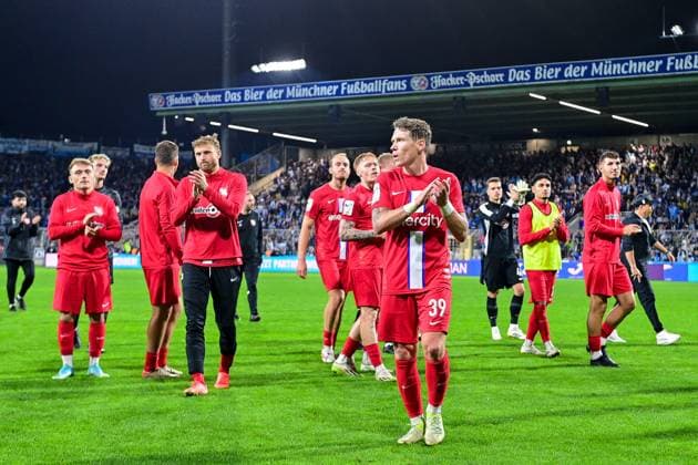 Enttäuschte Havelser Spieler bedanken sich bei den Fans, bedanken, Dank, Feiern, optimistisch, 14.09.2025, München (Deutschland), Fussball, 3. Liga, TSV 1860 München - TSV Havelse, DFB DFL REGULATIONS PROHIBIT ANY USE OF PHOTOGRAPHS AS IMAGE SEQUENCES AND OR QUASI-VIDEO. *** Disappointed Havelse players thank the fans, thank, thanks, celebration, optimistic, 14 09 2025, Munich Germany , Football, 3 Liga, TSV 1860 München TSV Havelse, DFB DFL REGULATIONS PROHIBIT ANY USE OF PHOTOGRAPHS AS IMAGE SEQUENCES AND OR QUASI VIDEO xslx