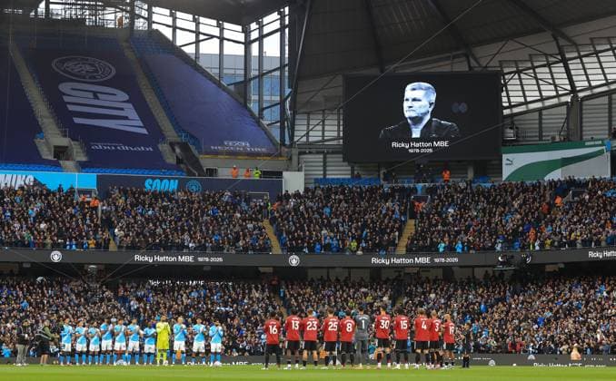 14th September 2025; Etihad Stadium, Manchester, England; Premier League Football, Manchester City versus Manchester United, ManU players of both teams take part in a minute of applause in tribute to Manchester World Champion boxer Ricky Hatton  DavidxBlunsden