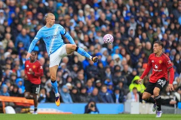 Manchester City v Manchester United, ManU Premier League 14 09 2025. Erling Haaland (9) of Manchester City controls the ball watched by Manuel Ugarte (25) of Manchester United during the Premier League match between Manchester City and Manchester United at the Etihad Stadium, Manchester, England on 14 September 2025. Manchester Etihad Stadium Manchester England Editorial use only DataCo restrictions apply See www.football-dataco.com , Copyright: xConorxMolloyx PSI-22824-0160