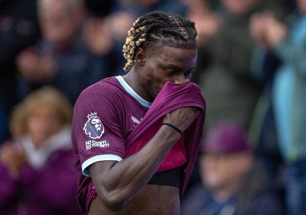 Burnley v Liverpool - Premier League BURNLEY, ENGLAND - SEPTEMBER 14: Lesley Ugochukwu of Burnley walks back to the dressing room after being sent off during the Premier League match between Burnley and Liverpool at Turf Moor on September 14, 2025 in Burnley, England. Lesley Ugochukwu Burnley Turf Moor England United Kingdom Copyright: xVisionhausx 776340389