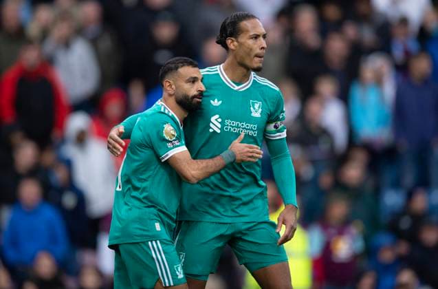 Burnley v Liverpool - Premier League BURNLEY, ENGLAND - SEPTEMBER 14: Virgil van Dijk of Liverpool congratulates Mohamed Salah after he scores a late penalty during the Premier League match between Burnley and Liverpool at Turf Moor on September 14, 2025 in Burnley, England. Virgil van Dijk; Mohamed Salah Burnley Turf Moor England United Kingdom Copyright: xVisionhausx 776340389