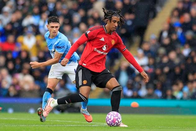 Manchester City v Manchester United, ManU Premier League 14 09 2025. Leny Yoro (15) of Manchester United controls the ball watched by Phil Foden (47) of Manchester City during the Premier League match between Manchester City and Manchester United at the Etihad Stadium, Manchester, England on 14 September 2025. Manchester Etihad Stadium Manchester England Editorial use only DataCo restrictions apply See www.football-dataco.com , Copyright: xConorxMolloyx PSI-22824-0167