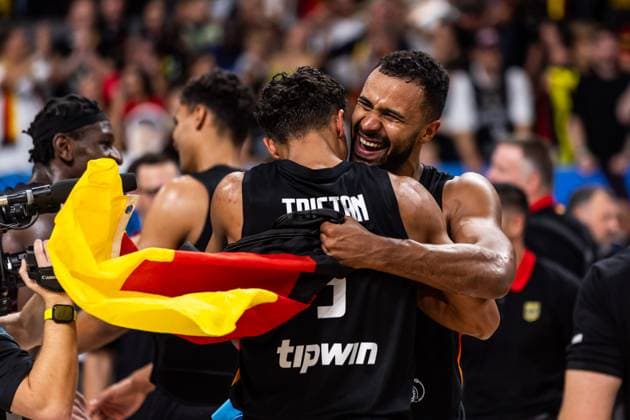 LAT, Eurobasket 205, Basketball Europameisterschaft, Finale, Türkei-Deutschland 14.09.2025, Riga Arena, Riga, LAT, Eurobasket 205, Basketball Europameisterschaft, Finale, Türkei-Deutschland Tristan da Silva (Deutschland, No 5), Johannes Thiemann (Deutschland, No 32) jubeln  Foto Alexander Trienitz nordphoto GmbH