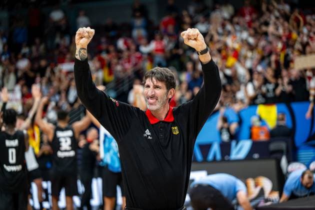 Basketball Riga 14.09.2025 DBB Länderspiel Männer Herren EuroBasket 2025 Finale Türkei (TUR) - Deutschland (GER) Deutschland ist Europameister Kabine Jubel Alex Mumbru (Deutschland, Bundestrainer)