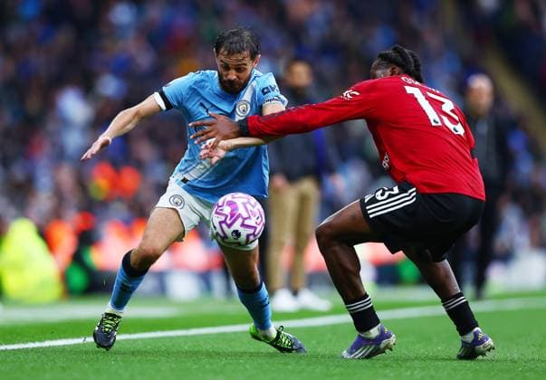 Bernardo Silva of Manchester City and Patrick Dorgu of Manchester United, ManU Manchester City v Manchester United, Premier League, Football, Etihad Stadium, Manchester, UK - 14 Sept 2025Manchester Etihad Stadium United Kingdom EDITORIAL USE ONLY No use with unauthorised audio, video, data, fixture lists, club league logos or live services. Online in-match use limited to 120 images, no video emulation. No use in betting, games or single club league player publications.  Copyright: xMattxWest Shutterstockx 15481325ea