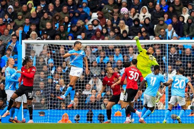 Manchester City v Manchester United, ManU Premier League 14 09 2025. Gianluigi Donnarumma (25) of Manchester City punches the ball clear during the Premier League match between Manchester City and Manchester United at the Etihad Stadium, Manchester, England on 14 September 2025. Manchester Etihad Stadium Manchester England Editorial use only DataCo restrictions apply See www.football-dataco.com , Copyright: xConorxMolloyx PSI-22824-0182