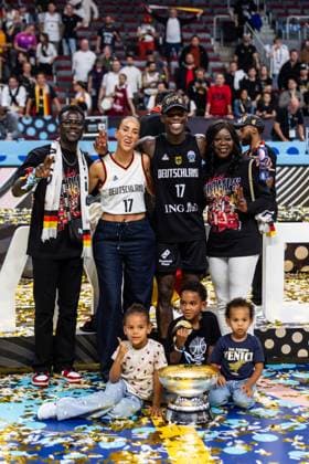 LAT, Eurobasket 205, Basketball Europameisterschaft, Finale, Türkei-Deutschland 14.09.2025, Riga Arena, Riga, LAT, Eurobasket 205, Basketball Europameisterschaft, Finale, Türkei-Deutschland Dennis Schröder (Deutschland, No 17) mit der Familie und dem Pokal Â Foto Alexander Trienitz Riga Riga Arena Riga Lettland *** LAT, Eurobasket 205, European Basketball Championship, Final, Turkey Germany 14 09 2025, Riga Arena, Riga, LAT, Eurobasket 205, European Basketball Championship, Final, Turkey Germany Dennis Schröder Germany, No 17 with his family and the trophy Â Photo Alexander Trienitz Riga Riga Arena Riga Latvia