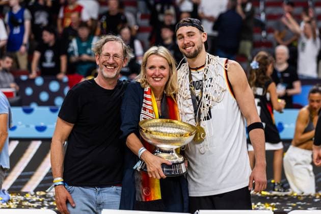 LAT, Eurobasket 205, Basketball Europameisterschaft, Finale, Türkei-Deutschland 14.09.2025, Riga Arena, Riga, LAT, Eurobasket 205, Basketball Europameisterschaft, Finale, Türkei-Deutschland Franz Wagner (Deutschland, No 9) mit seinen Eltern Beate Wagner und Axel Schulz. Â Foto Alexander Trienitz Riga Riga Arena Riga Lettland *** LAT, Eurobasket 205, European Basketball Championship, Final, Turkey Germany 14 09 2025, Riga Arena, Riga, LAT, Eurobasket 205, European Basketball Championship, Final, Turkey Germany Franz Wagner Germany, No 9 with his parents Beate Wagner and Axel Schulz Â Photo Alexander Trienitz Riga Riga Arena Riga Latvia