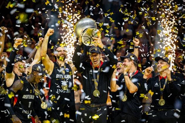Basketball Riga 14.09.2025 DBB Länderspiel Männer Herren EuroBasket 2025 Finale Türkei (TUR) - Deutschland (GER) Deutschland ist Europameister Jubel Alex Mumbru (Deutschland, Bundestrainer)