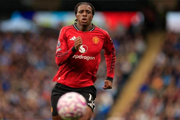 Manchester City v Manchester United, ManU Premier League 14 09 2025. Patrick Dorgu (13) of Manchester United during the Premier League match between Manchester City and Manchester United at the Etihad Stadium, Manchester, England on 14 September 2025. Manchester Etihad Stadium Manchester England Editorial use only DataCo restrictions apply See www.football-dataco.com , Copyright: xConorxMolloyx PSI-22824-0201