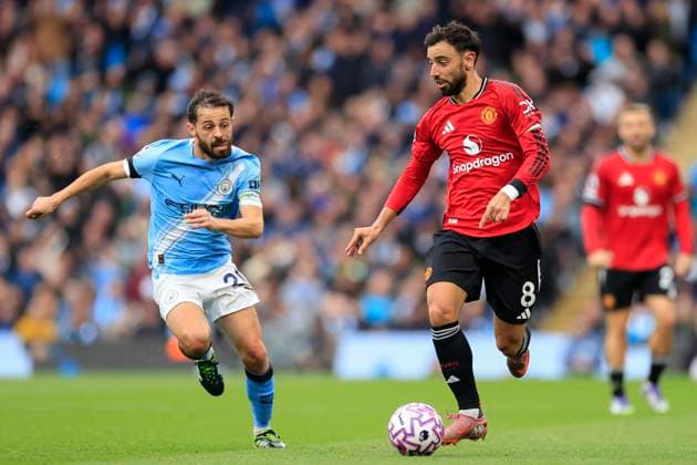 Manchester City v Manchester United, ManU Premier League 14 09 2025. Bruno Fernandes (8) of Manchester United runs with the ball chased by Bernardo Silva (20) of Manchester City during the Premier League match between Manchester City and Manchester United at the Etihad Stadium, Manchester, England on 14 September 2025. Manchester Etihad Stadium Manchester England Editorial use only DataCo restrictions apply See www.football-dataco.com , Copyright: xConorxMolloyx PSI-22824-0204