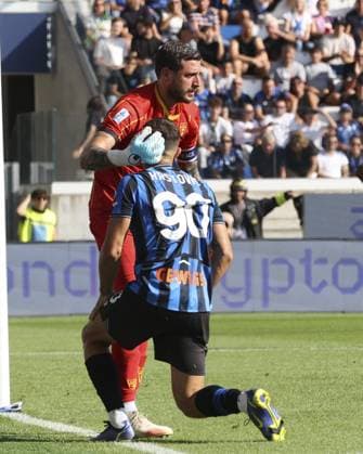 CALCIO - Serie A - Atalanta BC vs US Lecce Wladimiro Falcone of US Lecce hugs Nikola Krstovic of Atalanta BC during Atalanta BC vs US Lecce, 3Â° Serie A Enilive 2025-26 game at New Balance stadium in Bergamo (BG), Italy, on September 14, 2025. Bergamo Italy  Copyright: xIPAxSport ABACAx