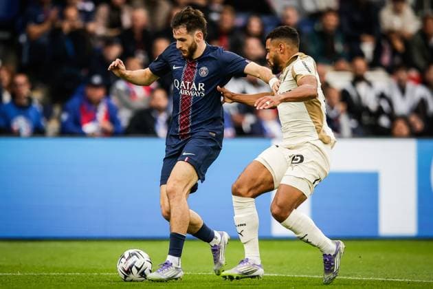 September 14, 2025, Paris, France, France: Khvicha KVARATSKHELIA of PSG and Matthieu UDOL of Lens during the Ligue 1 match between Paris Saint-Germain (PSG) and RC Lens at Parc des Princes Stadium on September 14, 2025 in Paris, France. Paris France - ZUMAm308 20250914_zsp_m308_010 Copyright: xMatthieuxMirvillex
