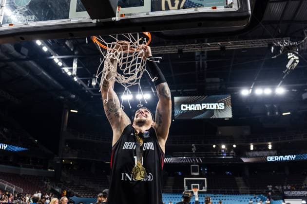 LAT, Eurobasket 205, Basketball Europameisterschaft, Finale, Türkei-Deutschland 14.09.2025, Riga Arena, Riga, LAT, Eurobasket 205, Basketball Europameisterschaft, Finale, Türkei-Deutschland Daniel Theis (Deutschland, No 10) schneidet das Netz ab  Foto Alexander Trienitz nordphoto GmbH