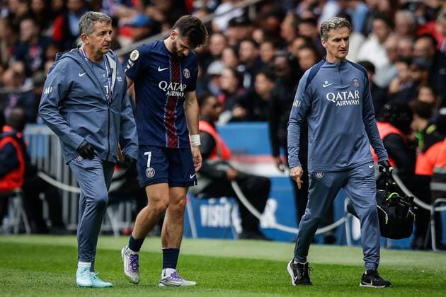 September 14, 2025, Paris, France, France: Khvicha KVARATSKHELIA of PSG looks injured during the Ligue 1 match between Paris Saint-Germain (PSG) and RC Lens at Parc des Princes Stadium on September 14, 2025 in Paris, France. Paris France - ZUMAm308 20250914_zsp_m308_014 Copyright: xMatthieuxMirvillex