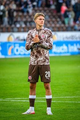 Fußball I Herren I Saison 2025-2026 I Bundesliga I 3. Spieltag I FC St. Pauli - FC Augsburg I 14.09.2025 Erik Ahlstrand (20, FC St. Pauli) Hamburg Millerntor-Stadion Hamburg Deutschland Copyright: xLobecax xHenningxRohlfsx