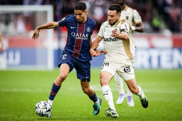 September 14, 2025, Paris, France, France: Achraf HAKIMI of PSG and Adrien THOMASSON of Lens during the Ligue 1 match between Paris Saint-Germain (PSG) and RC Lens at Parc des Princes Stadium on September 14, 2025 in Paris, France. Paris France - ZUMAm308 20250914_zsp_m308_018 Copyright: xMatthieuxMirvillex