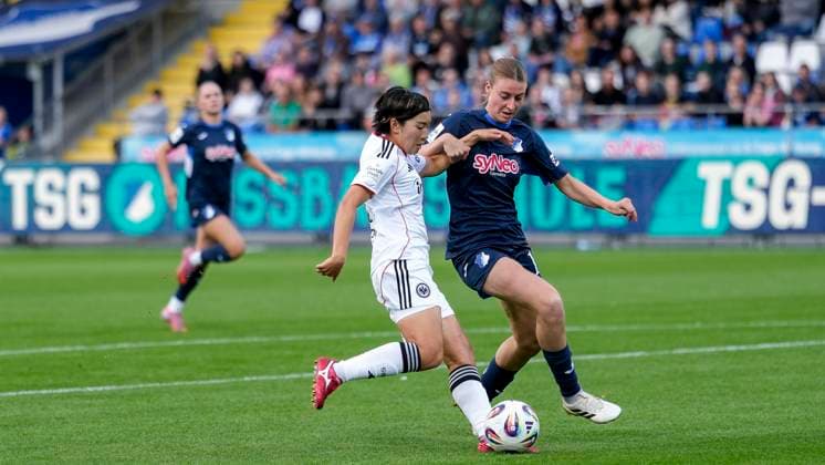 v.li.: Remina Chiba (SGE, 15), Lisa Doorn (TSG, 14), Zweikampf, Spielszene, Duell, duel, tackle, tackling, Dynamik, Action, Aktion, 14.09.2025, Sinsheim (Hoffenheim) (Deutschland), Fussball, Google Pixel Frauen-Bundesliga, TSG 1899 Hoffenheim - Eintracht Frankfurt, DFB DFL REGULATIONS PROHIBIT ANY USE OF PHOTOGRAPHS AS IMAGE SEQUENCES AND OR QUASI-VIDEO.