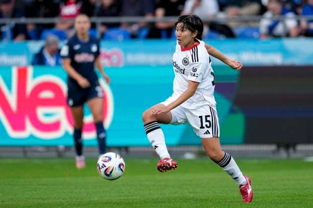 Remina Chiba (SGE, 15), am Ball, Freisteller, Ganzkörper, Einzelbild, Einzelfoto, Aktion, Action, 14.09.2025, Sinsheim (Hoffenheim) (Deutschland), Fussball, Google Pixel Frauen-Bundesliga, TSG 1899 Hoffenheim - Eintracht Frankfurt, DFB DFL REGULATIONS PROHIBIT ANY USE OF PHOTOGRAPHS AS IMAGE SEQUENCES AND OR QUASI-VIDEO.