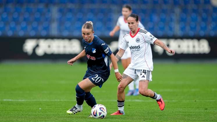 v.li.: Laura Gloning (TSG, 20), Geraldine Reuteler (SGE, 14), Zweikampf, Spielszene, Duell, duel, tackle, tackling, Dynamik, Action, Aktion, 14.09.2025, Sinsheim (Hoffenheim) (Deutschland), Fussball, Google Pixel Frauen-Bundesliga, TSG 1899 Hoffenheim - Eintracht Frankfurt, DFB DFL REGULATIONS PROHIBIT ANY USE OF PHOTOGRAPHS AS IMAGE SEQUENCES AND OR QUASI-VIDEO.