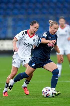 v.li.: Geraldine Reuteler (SGE, 14), Laura Gloning (TSG, 20), Zweikampf, Spielszene, Duell, duel, tackle, tackling, Dynamik, Action, Aktion, 14.09.2025, Sinsheim (Hoffenheim) (Deutschland), Fussball, Google Pixel Frauen-Bundesliga, TSG 1899 Hoffenheim - Eintracht Frankfurt, DFB DFL REGULATIONS PROHIBIT ANY USE OF PHOTOGRAPHS AS IMAGE SEQUENCES AND OR QUASI-VIDEO.