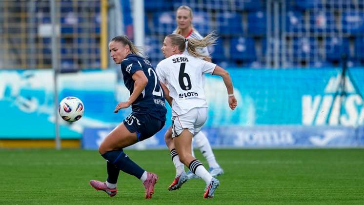 v.li.: Melissa Kössler (TSG, 25), Elisa Senß (Senss, SGE, 6), Zweikampf, Spielszene, Duell, duel, tackle, tackling, Dynamik, Action, Aktion, 14.09.2025, Sinsheim (Hoffenheim) (Deutschland), Fussball, Google Pixel Frauen-Bundesliga, TSG 1899 Hoffenheim - Eintracht Frankfurt, DFB DFL REGULATIONS PROHIBIT ANY USE OF PHOTOGRAPHS AS IMAGE SEQUENCES AND OR QUASI-VIDEO.