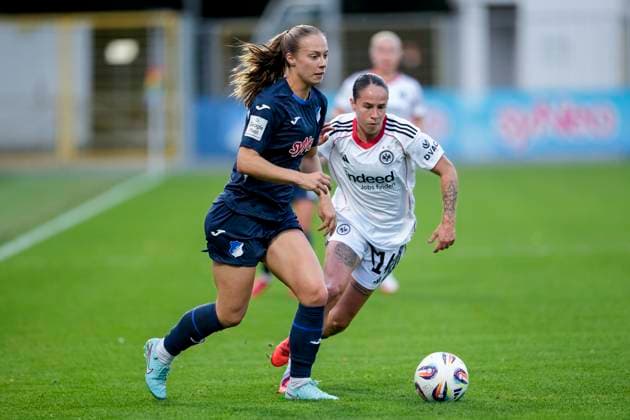 v.li.: Jamilla Sofia Rankin (TSG, 5), Geraldine Reuteler (SGE, 14), Zweikampf, Spielszene, Duell, duel, tackle, tackling, Dynamik, Action, Aktion, 14.09.2025, Sinsheim (Hoffenheim) (Deutschland), Fussball, Google Pixel Frauen-Bundesliga, TSG 1899 Hoffenheim - Eintracht Frankfurt, DFB DFL REGULATIONS PROHIBIT ANY USE OF PHOTOGRAPHS AS IMAGE SEQUENCES AND OR QUASI-VIDEO.