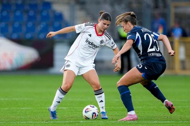 v.li.: Noemi Ivelj (SGE, 4), Melissa Kössler (TSG, 25), Zweikampf, Spielszene, Duell, duel, tackle, tackling, Dynamik, Action, Aktion, 14.09.2025, Sinsheim (Hoffenheim) (Deutschland), Fussball, Google Pixel Frauen-Bundesliga, TSG 1899 Hoffenheim - Eintracht Frankfurt, DFB DFL REGULATIONS PROHIBIT ANY USE OF PHOTOGRAPHS AS IMAGE SEQUENCES AND OR QUASI-VIDEO.