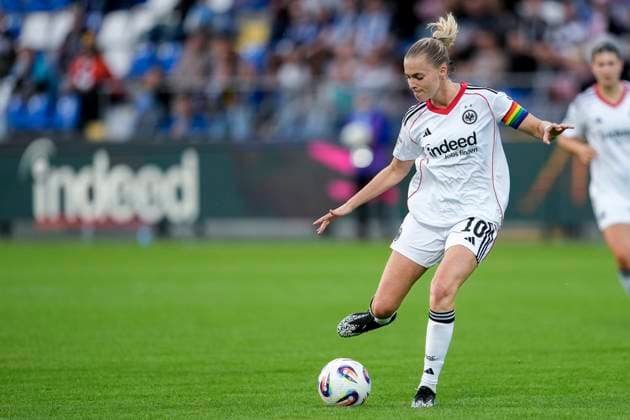 Laura Freigang (SGE, 10), am Ball, Freisteller, Ganzkörper, Einzelbild, Einzelfoto, Aktion, Action, 14.09.2025, Sinsheim (Hoffenheim) (Deutschland), Fussball, Google Pixel Frauen-Bundesliga, TSG 1899 Hoffenheim - Eintracht Frankfurt, DFB DFL REGULATIONS PROHIBIT ANY USE OF PHOTOGRAPHS AS IMAGE SEQUENCES AND OR QUASI-VIDEO.