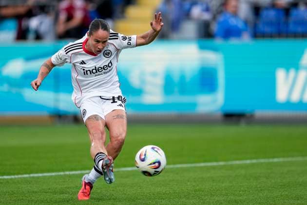 Geraldine Reuteler (SGE, 14), am Ball, Freisteller, Ganzkörper, Einzelbild, Einzelfoto, Aktion, Action, Torschuss, Schuss aufs Tor, Torchance, Chance, 14.09.2025, Sinsheim (Hoffenheim) (Deutschland), Fussball, Google Pixel Frauen-Bundesliga, TSG 1899 Hoffenheim - Eintracht Frankfurt, DFB DFL REGULATIONS PROHIBIT ANY USE OF PHOTOGRAPHS AS IMAGE SEQUENCES AND OR QUASI-VIDEO.
