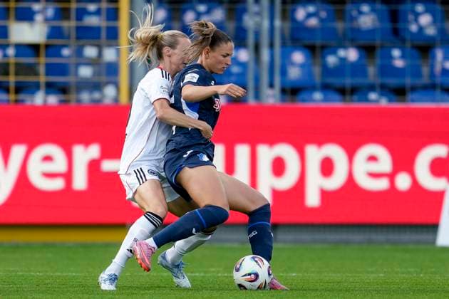 v.li.: Amanda Ilestedt (SGE, 13), Melissa Kössler (TSG, 25), Zweikampf, Spielszene, Duell, duel, tackle, tackling, Dynamik, Action, Aktion, 14.09.2025, Sinsheim (Hoffenheim) (Deutschland), Fussball, Google Pixel Frauen-Bundesliga, TSG 1899 Hoffenheim - Eintracht Frankfurt, DFB DFL REGULATIONS PROHIBIT ANY USE OF PHOTOGRAPHS AS IMAGE SEQUENCES AND OR QUASI-VIDEO.