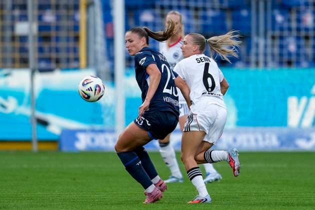 v.li.: Melissa Kössler (TSG, 25), Elisa Senß (Senss, SGE, 6), Zweikampf, Spielszene, Duell, duel, tackle, tackling, Dynamik, Action, Aktion, 14.09.2025, Sinsheim (Hoffenheim) (Deutschland), Fussball, Google Pixel Frauen-Bundesliga, TSG 1899 Hoffenheim - Eintracht Frankfurt, DFB DFL REGULATIONS PROHIBIT ANY USE OF PHOTOGRAPHS AS IMAGE SEQUENCES AND OR QUASI-VIDEO.