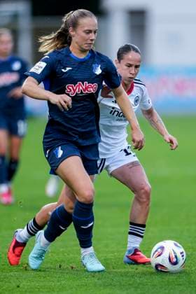 v.li.: Jamilla Sofia Rankin (TSG, 5), Geraldine Reuteler (SGE, 14), Zweikampf, Spielszene, Duell, duel, tackle, tackling, Dynamik, Action, Aktion, 14.09.2025, Sinsheim (Hoffenheim) (Deutschland), Fussball, Google Pixel Frauen-Bundesliga, TSG 1899 Hoffenheim - Eintracht Frankfurt, DFB DFL REGULATIONS PROHIBIT ANY USE OF PHOTOGRAPHS AS IMAGE SEQUENCES AND OR QUASI-VIDEO.