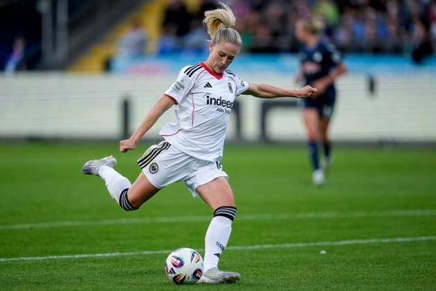 Rebecka Blomqvist (SGE, 28), am Ball, Freisteller, Ganzkörper, Einzelbild, Einzelfoto, Aktion, Action, 14.09.2025, Sinsheim (Hoffenheim) (Deutschland), Fussball, Google Pixel Frauen-Bundesliga, TSG 1899 Hoffenheim - Eintracht Frankfurt, DFB DFL REGULATIONS PROHIBIT ANY USE OF PHOTOGRAPHS AS IMAGE SEQUENCES AND OR QUASI-VIDEO.